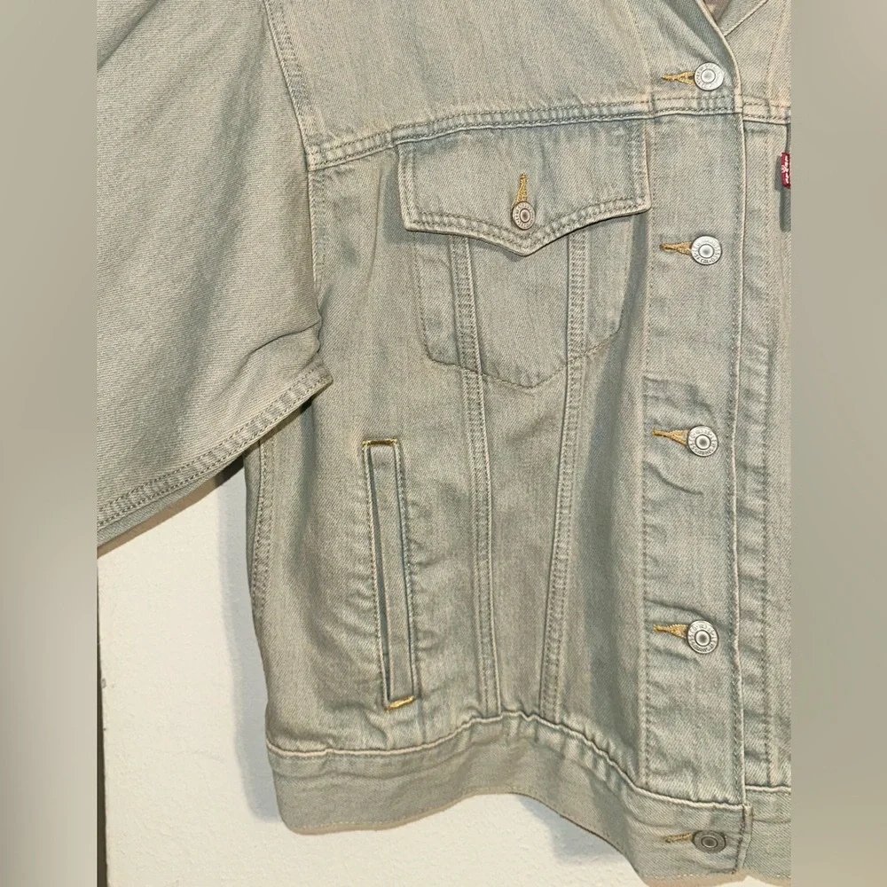 Levi's Women's Denim 90’s Trucker Jacket NWT - Picture 3 of 4